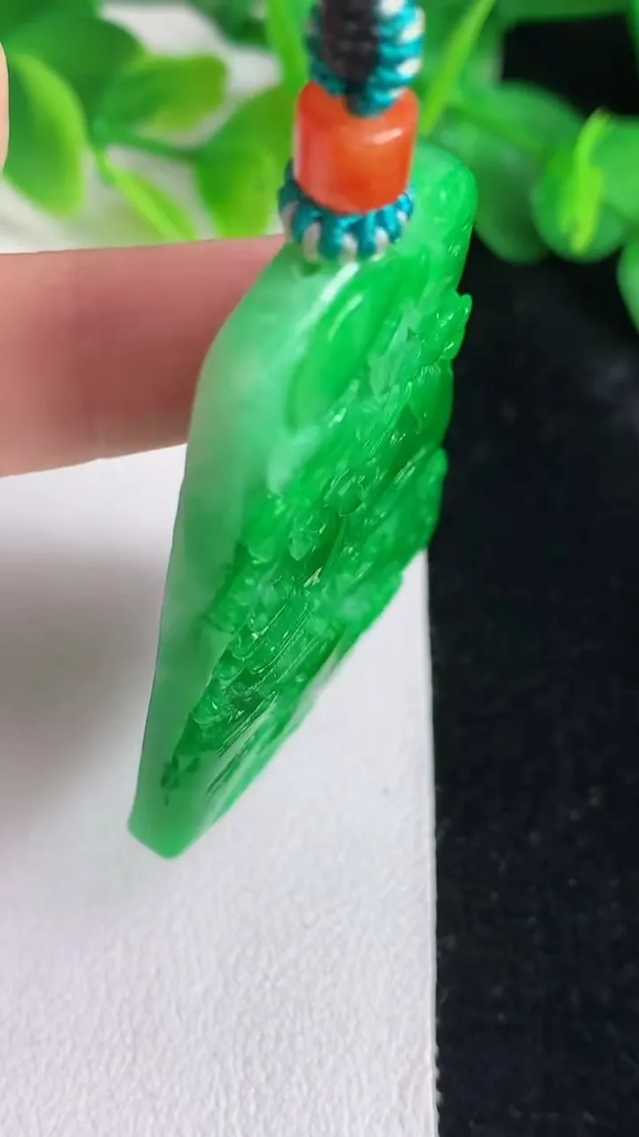 天然A货翡翠山水牌吊坠，尺寸49-35.8-6，重量:26.72g
5月25日