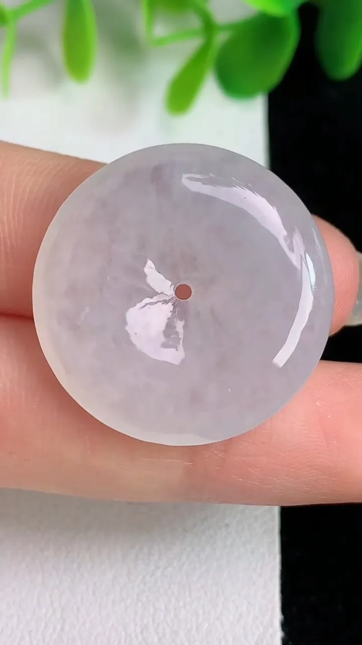 天然A货翡翠白冰平安扣吊坠，尺寸26.3-4.8，重量:7.57g
5月25日