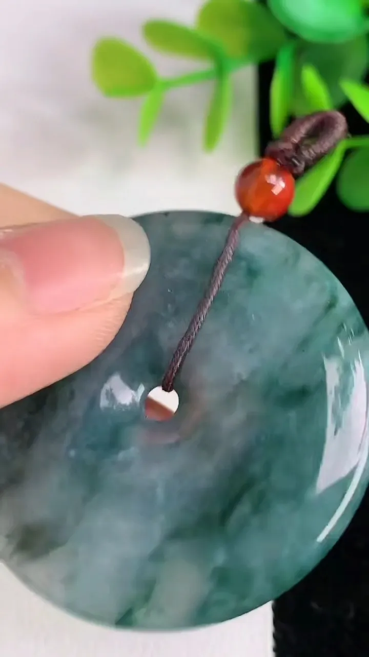天然A货翡翠飘花平安扣吊坠，尺寸42.5-6.5，重:26.47g
5月25日