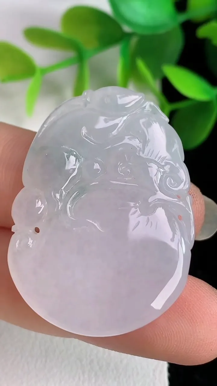 天然A货翡翠飘花灵猴献瑞 寿桃吊坠，尺寸37-27.1-6.1，重:12.89g
5月25日