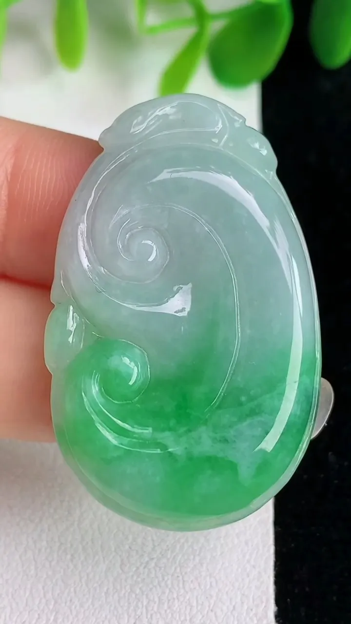 天然A货翡翠如意吊坠，尺寸40.2-25.4-4，重量:8.31g
5月25日