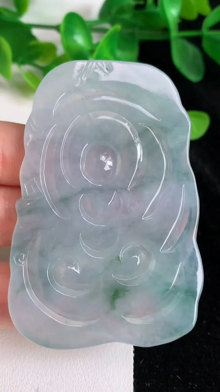 天然A货翡翠观音菩萨吊坠，尺寸67.7-46.5-6.2，重量:47.00g
5月25日