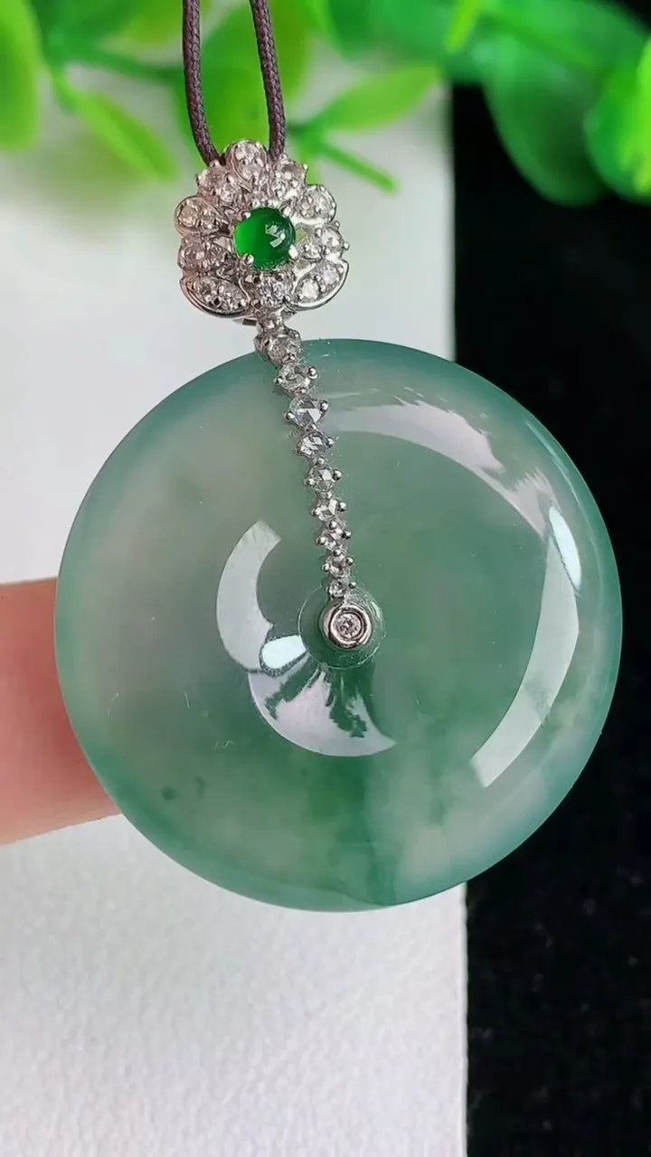 天然A货翡翠平安扣吊坠，尺寸29.3-6，重量:12.38g
5月25日