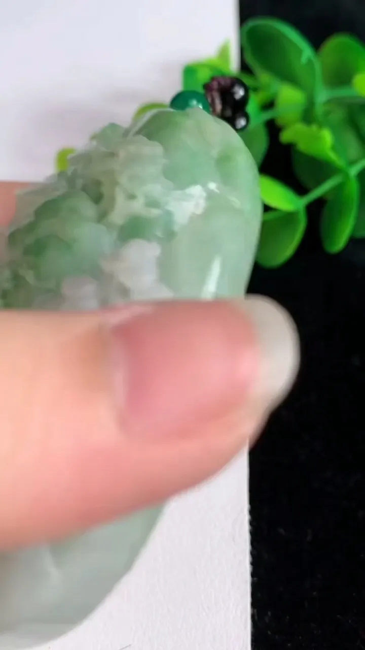 天然A货翡翠山水牌吊坠，尺寸72.5-48-14，重:101.21g
5月25日
