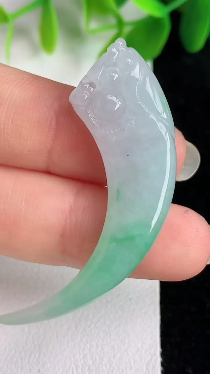 天然A货翡翠狼牙吊坠，尺寸46.8-12-5.8，重量:7.33g
5月25日