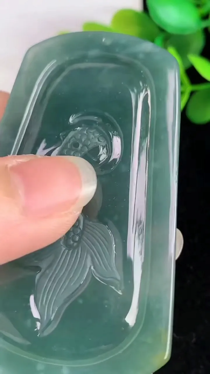 天然A货翡翠蓝水龙牌吊坠，尺寸67.6-37.1-12.1，重:44.49g
5月25日