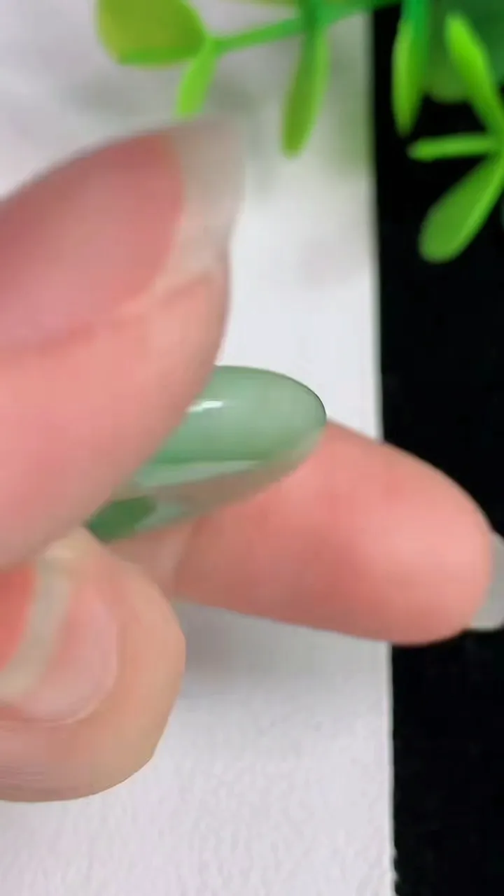 天然A货翡翠平安扣吊坠，尺寸29-6.2，重:11.14g
5月25日