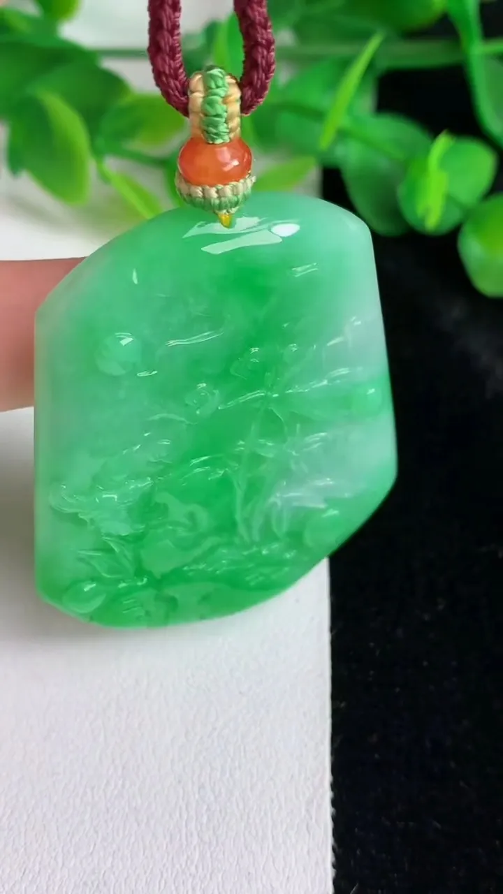 天然A货翡翠鸟语花香吊坠，尺寸50.5-42.2-5.6，重量:29.80g
5月25日