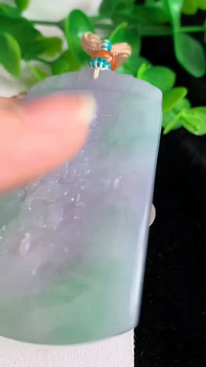 天然A货翡翠春带彩 紫罗兰山水牌吊坠，尺寸68.2-44.6-5.3，重量:47.85g
5月25日
