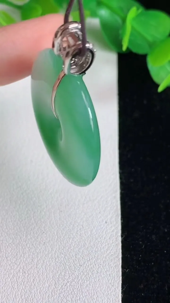 天然A货翡翠平安扣吊坠，尺寸31-6.2，重量:13.60g
5月25日