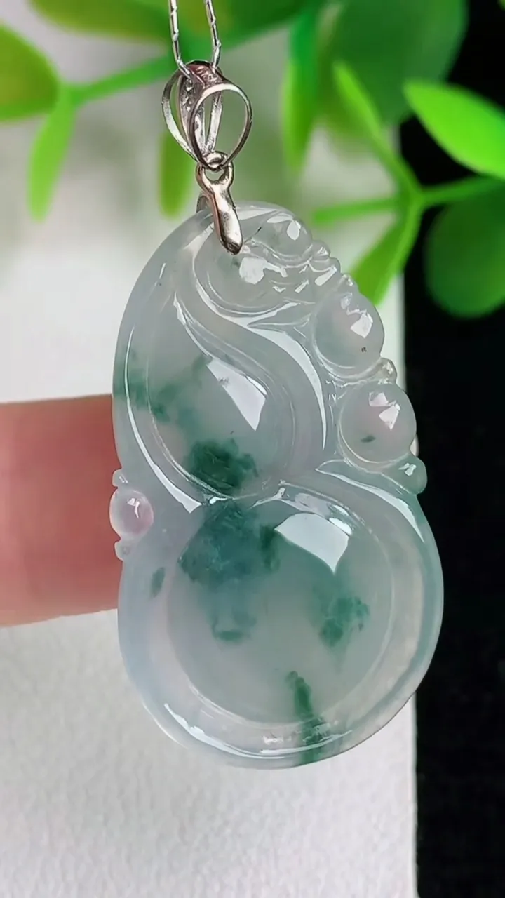 天然A货翡翠飘花葫芦吊坠，尺寸33-19-5，重:5.38g
5月25日