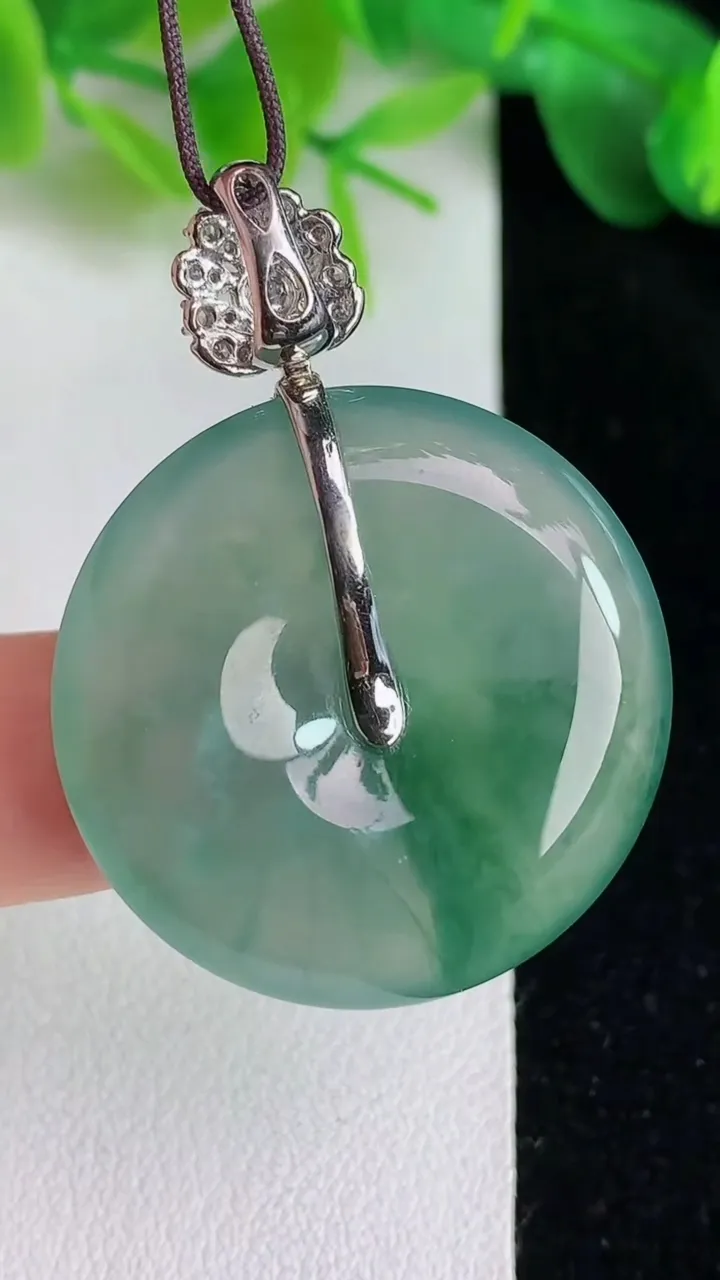 天然A货翡翠平安扣吊坠，尺寸29.3-6，重量:12.38g
5月25日
