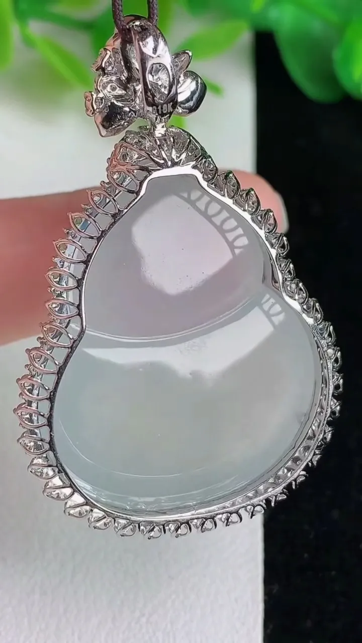 天然A货翡翠白冰葫芦吊坠，尺寸47.4-31-12.7，裸石34-27，重量:17.30g
5月25日