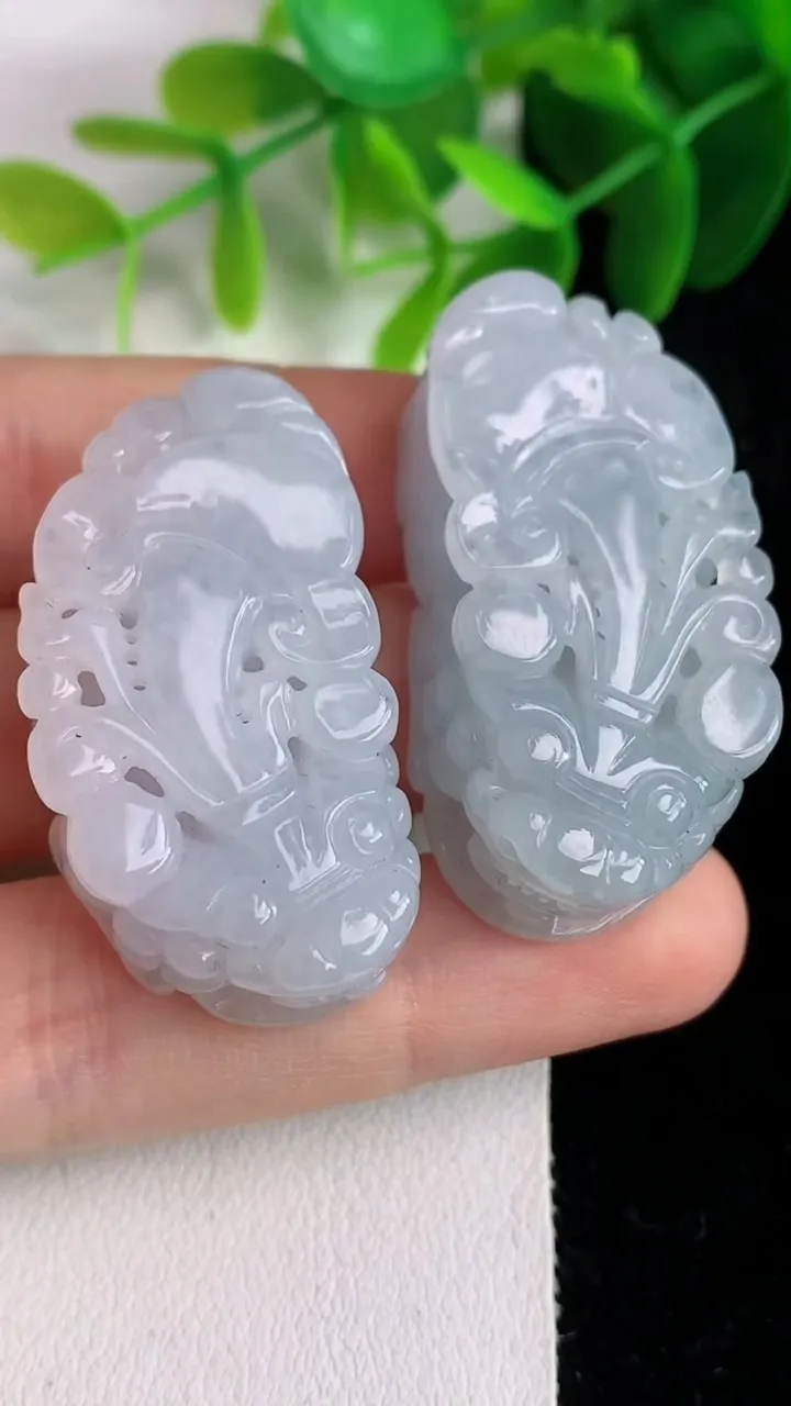 天然A货翡翠白冰貔貅吊坠一对，尺寸40.2-21-12.6，重量:44.00g
5月25日