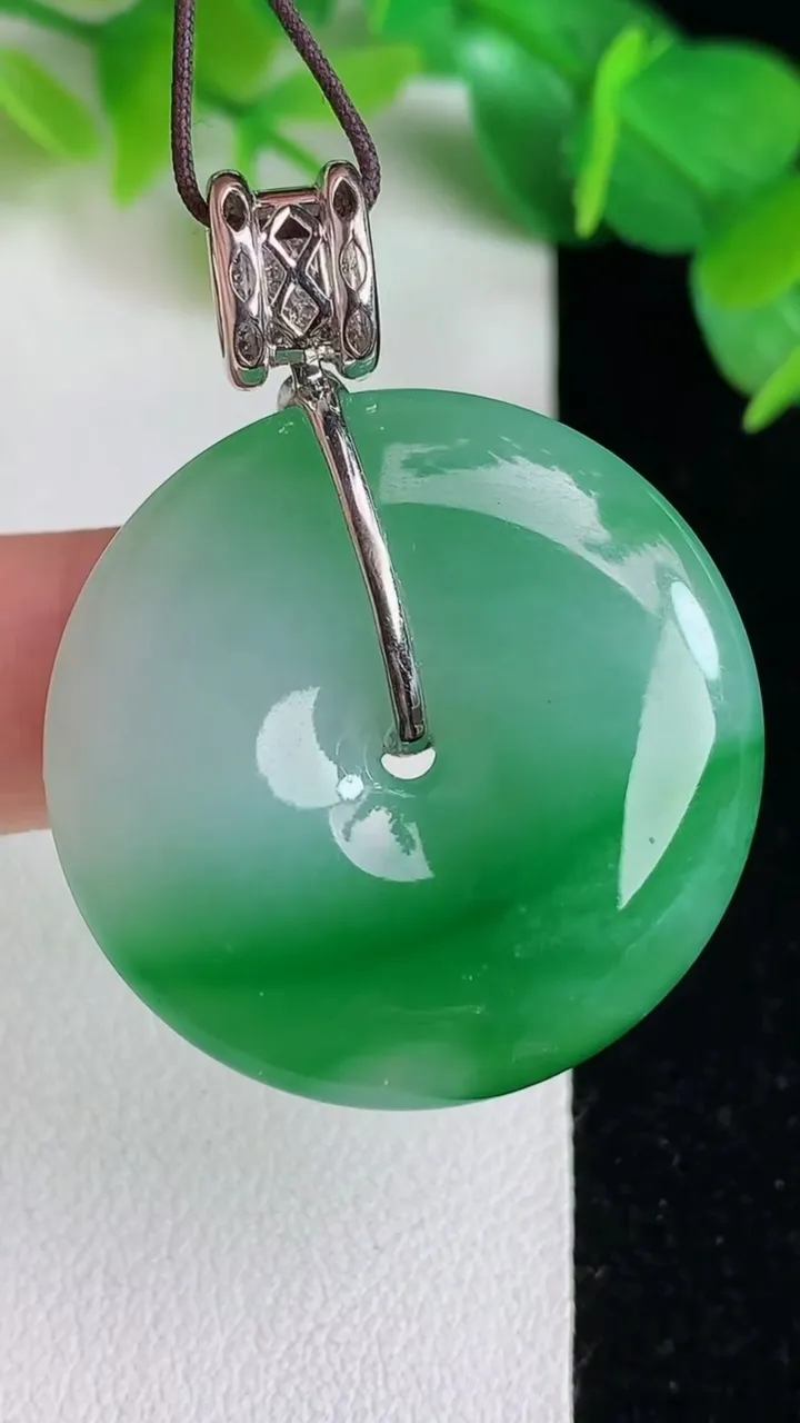 天然A货翡翠平安扣吊坠，尺寸31-6.2，重量:13.60g
5月25日
