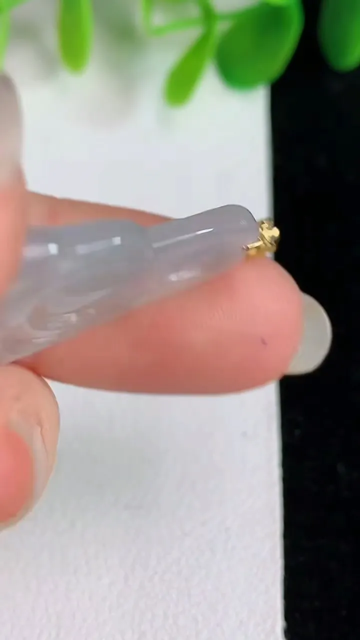 天然A货翡翠白冰素衣观音吊坠，尺寸30-17-3.8，重量:3.48g
5月25日