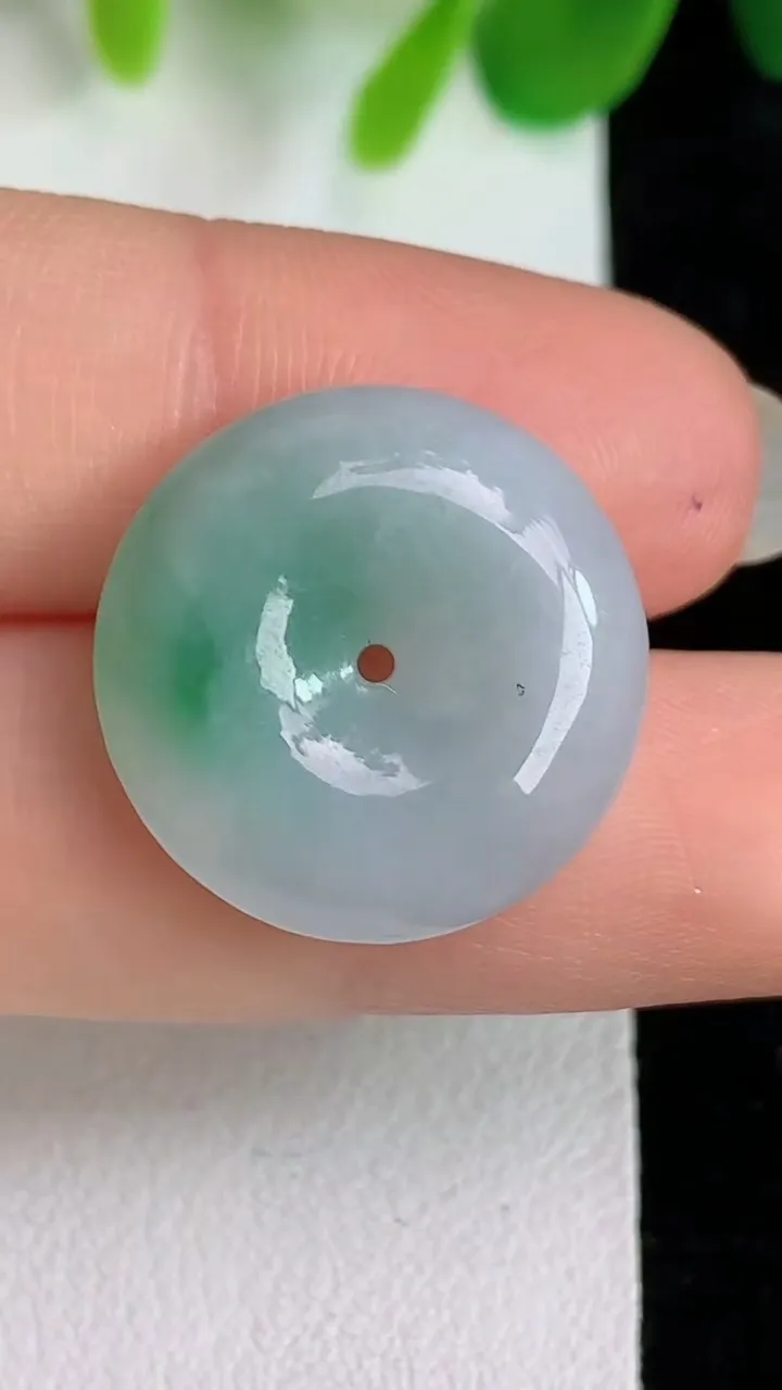 天然A货翡翠平安扣吊坠，尺寸19.6-5.2，重量:4.11g
5月25日