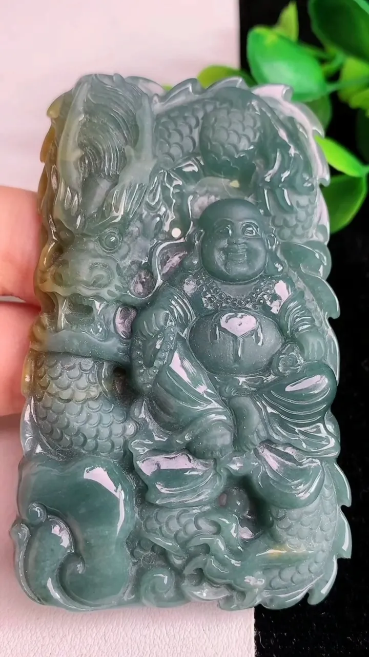 天然A货翡翠蓝水双彩祥龙逍遥佛吊坠，尺寸78.5-48-10，重:67.16g
5月25日