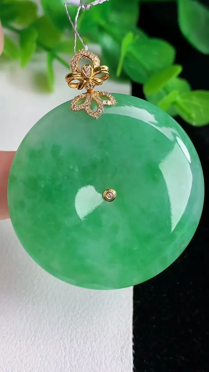 天然A货翡翠平安扣吊坠，尺寸38.8-5，重量:18.13g
5月25日