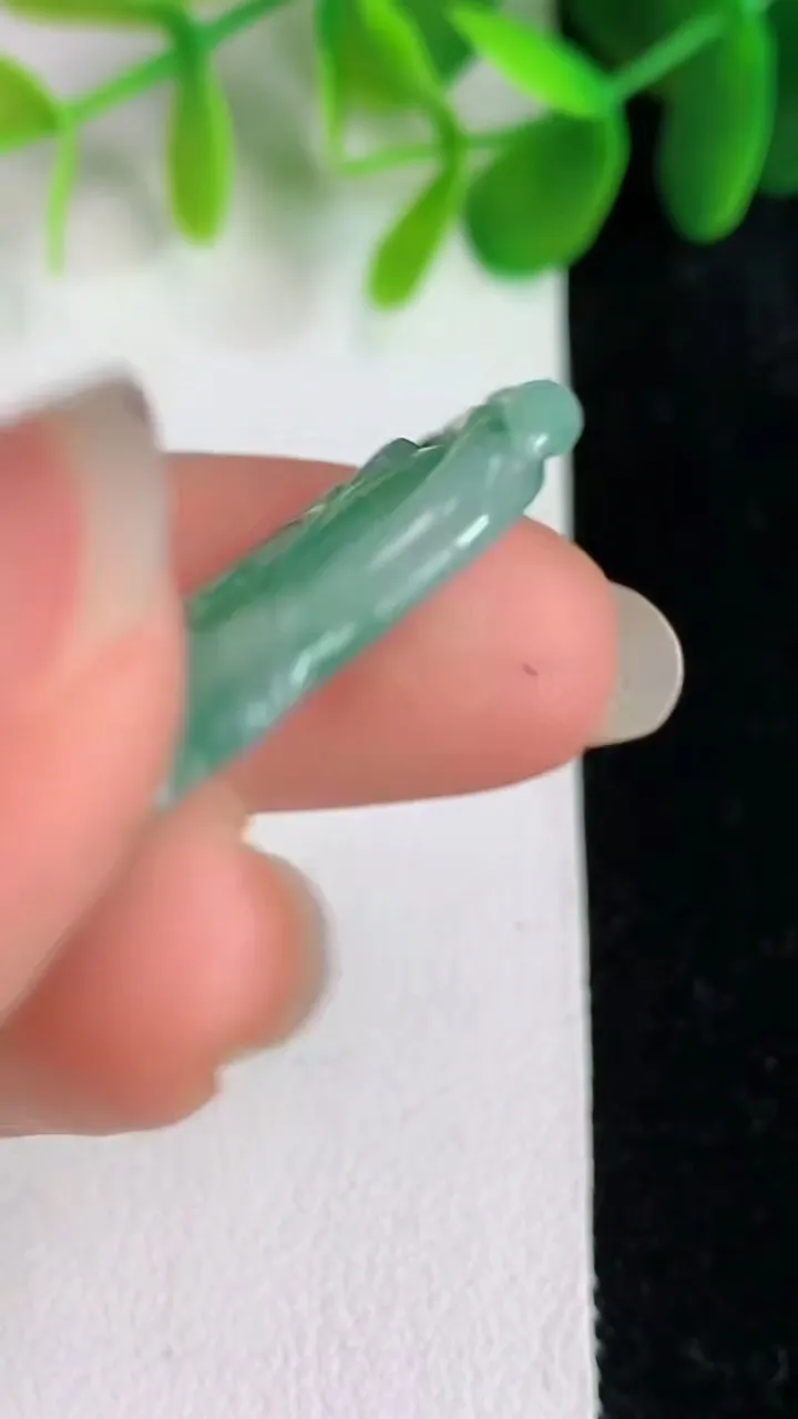 天然A货翡翠如意吊坠，尺寸33.4-19.4-4.2，重量:5.57g
5月25日