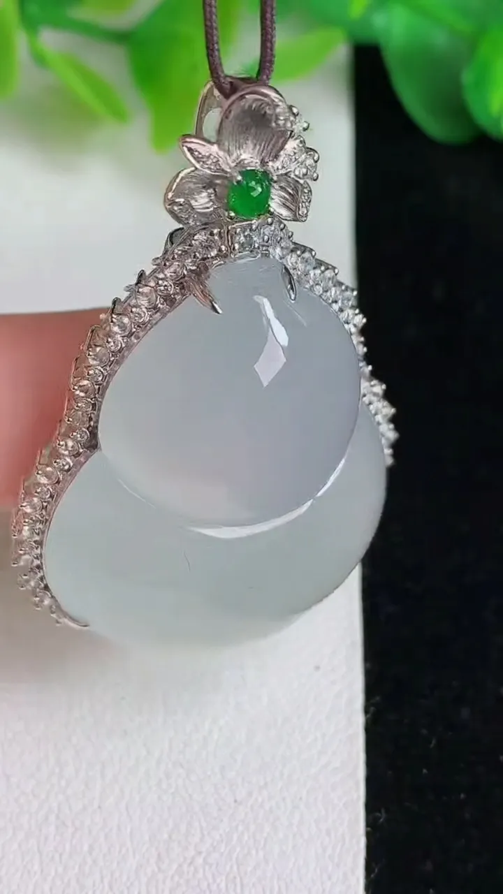 天然A货翡翠白冰葫芦吊坠，尺寸47.4-31-12.7，裸石34-27，重量:17.30g
5月25日