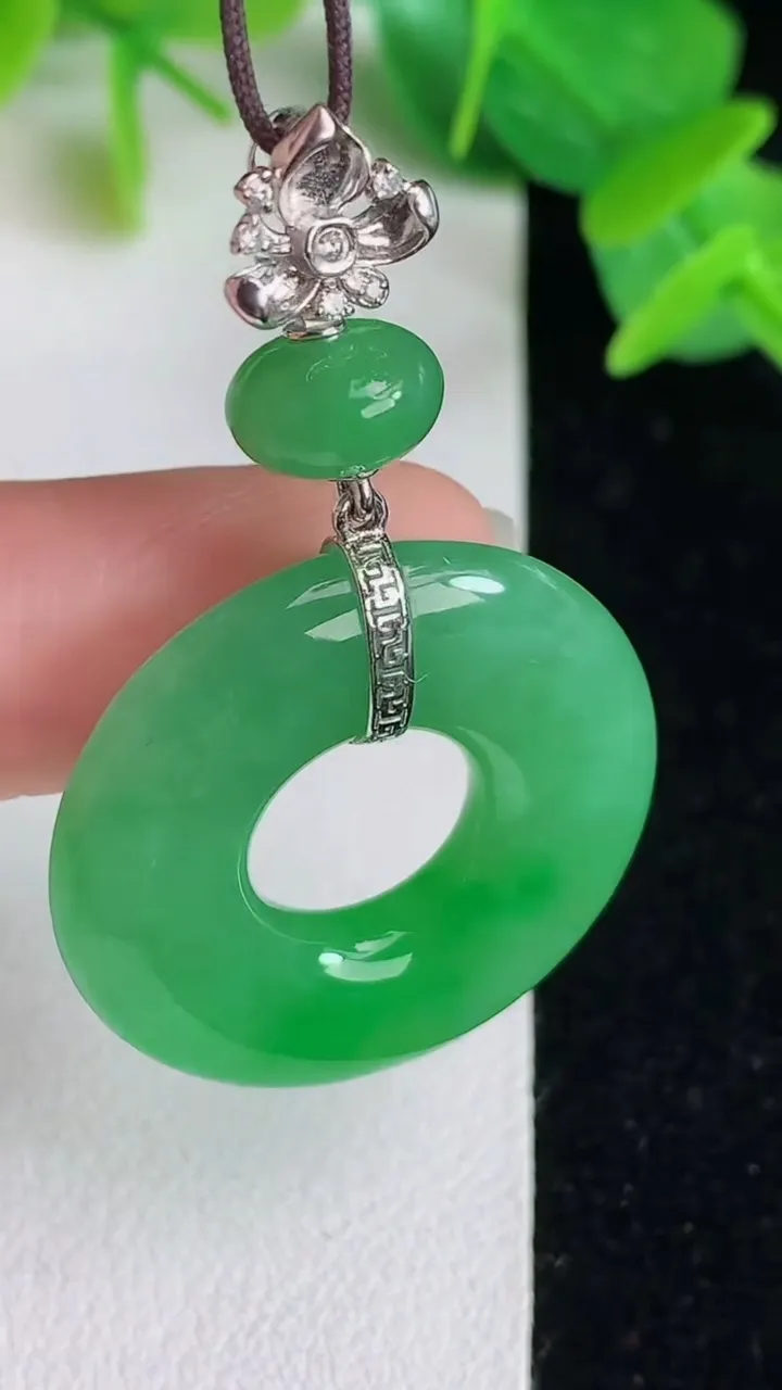 天然A货翡翠平安环吊坠，尺寸27-5.3，重量:8.68g
5月25日