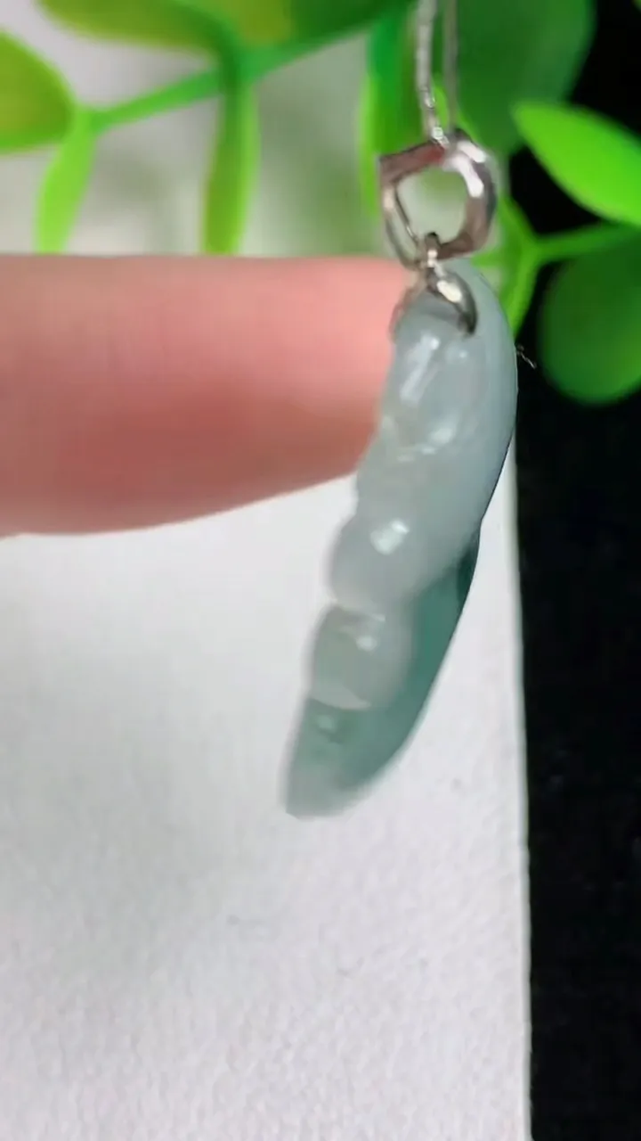 天然A货翡翠飘花葫芦吊坠，尺寸33-19-5，重:5.38g
5月25日