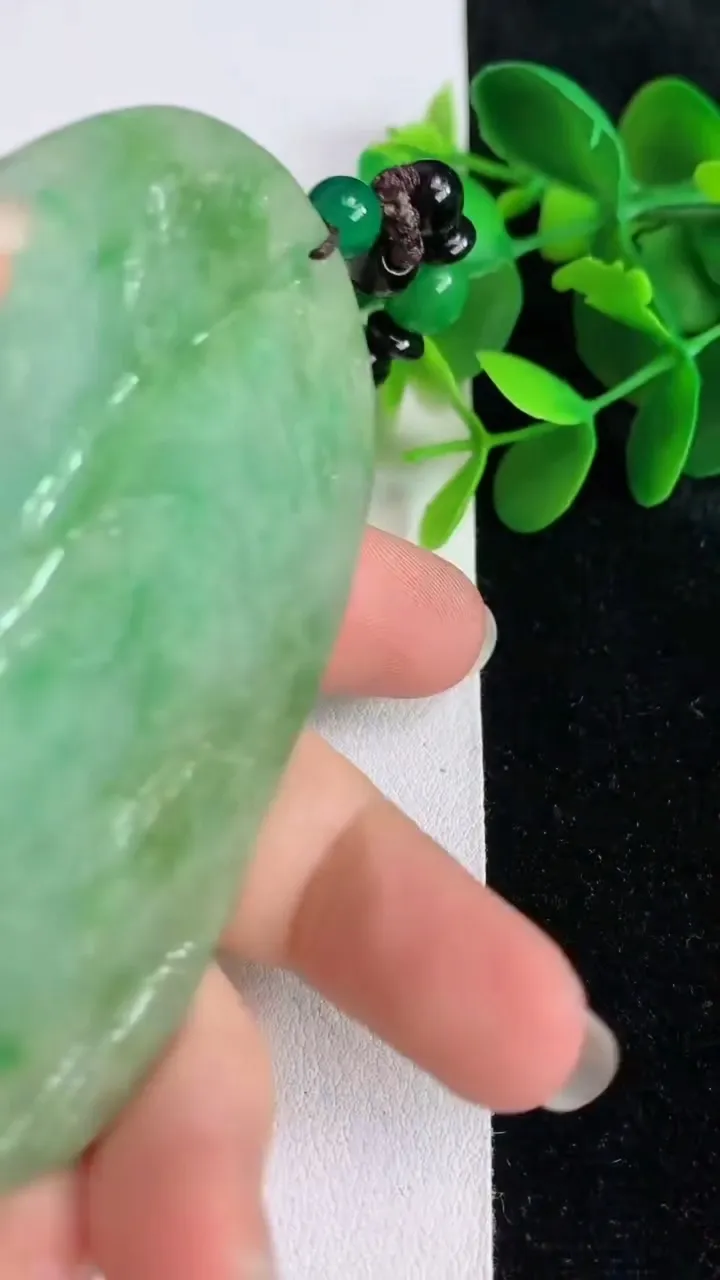 天然A货翡翠山水牌吊坠，尺寸72.5-48-14，重:101.21g
5月25日