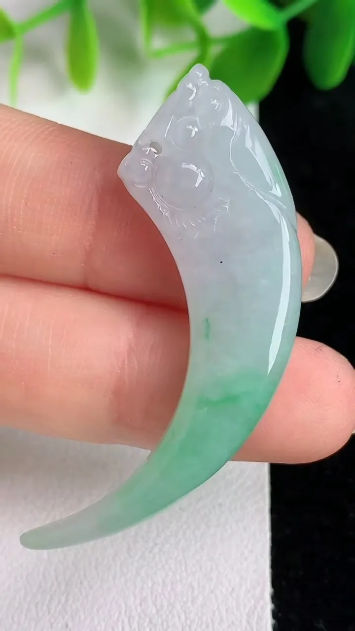 天然A货翡翠狼牙吊坠，尺寸46.8-12-5.8，重量:7.33g
5月25日