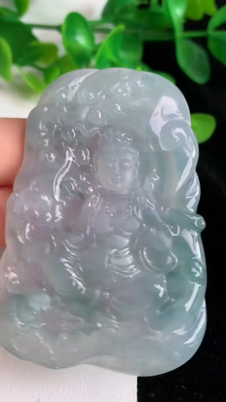 天然A货翡翠观音菩萨吊坠，尺寸67.7-46.5-6.2，重量:47.00g
5月25日