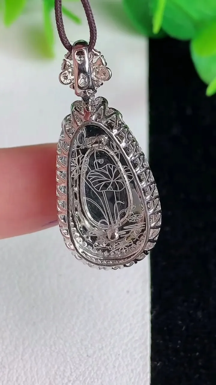 天然A货翡翠福豆吊坠，尺寸31.4-14-10，裸石18.3-9.6，重量:3.84g
5月25日