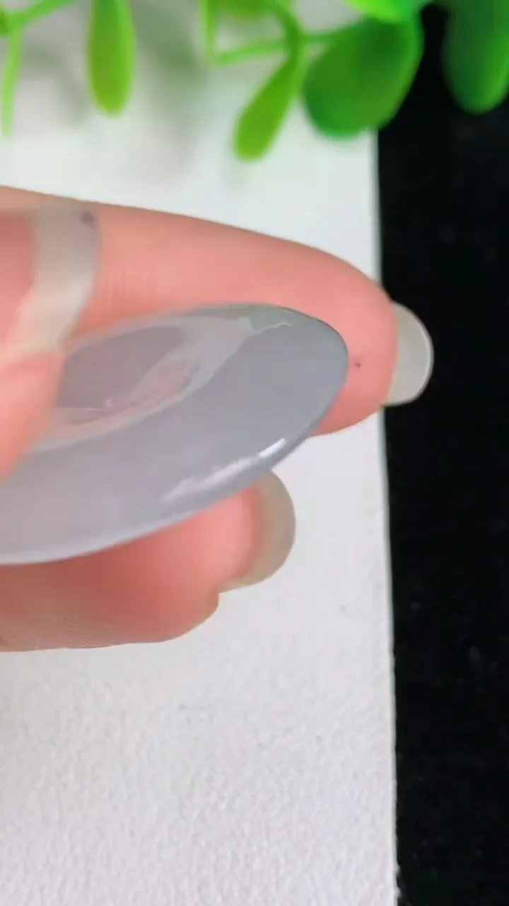 天然A货翡翠白冰平安扣吊坠，尺寸26.3-4.8，重量:7.57g
5月25日