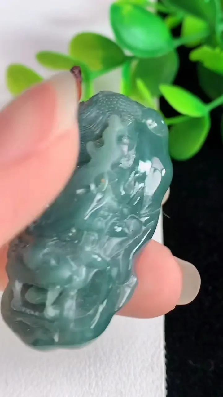 天然A货翡翠蓝水龙牌吊坠，尺寸46.5-26-15，重:32.16g
5月25日