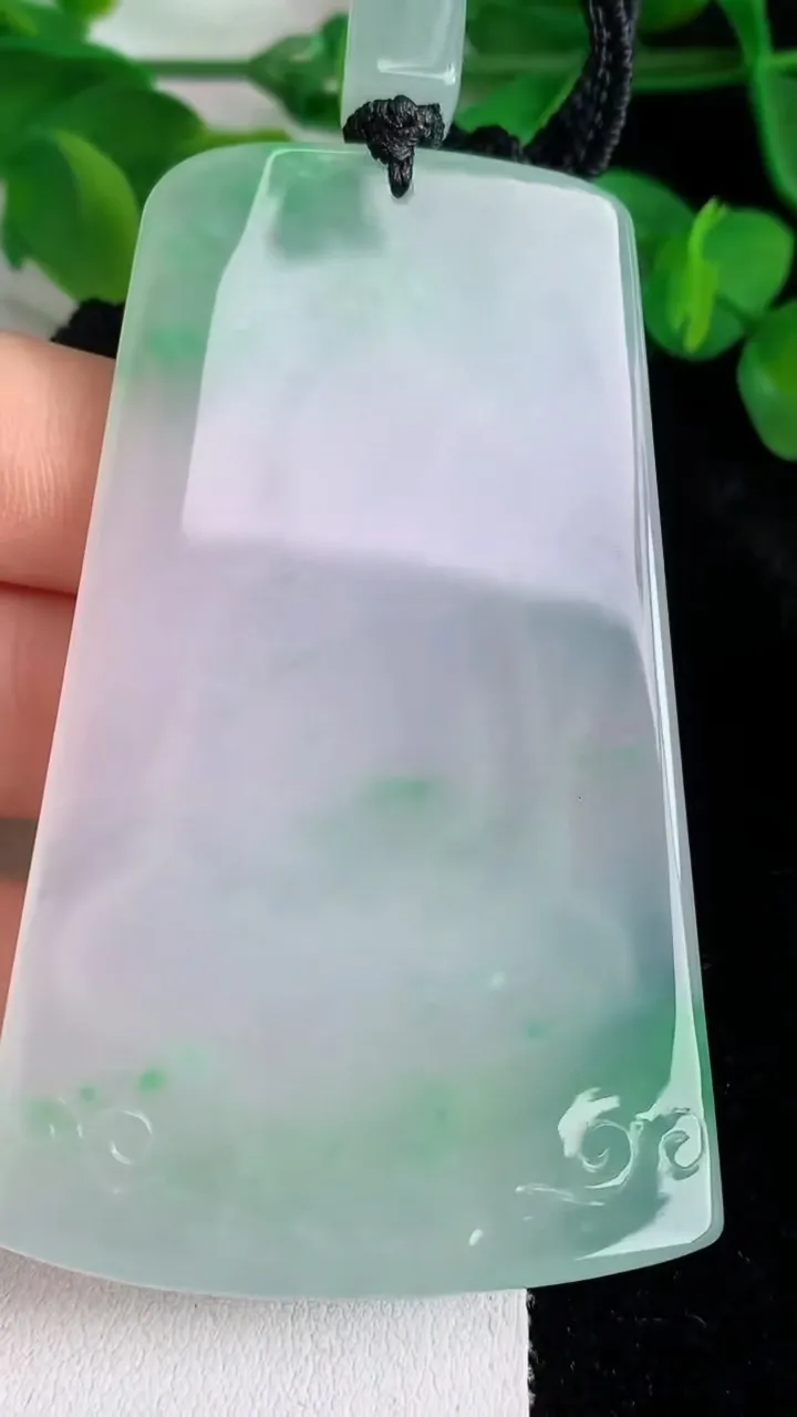 天然A货翡翠大势至观音菩萨吊坠，尺寸72-44.6-7，重量:56.16g
5月25日