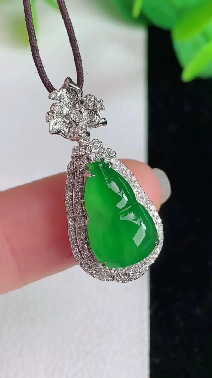天然A货翡翠葫芦吊坠，尺寸26.7-12-9.2，裸石13.4-8，重量:2.62g
5月25日