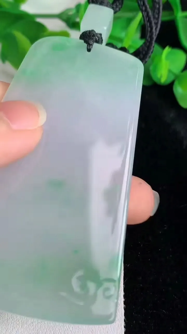 天然A货翡翠大势至观音菩萨吊坠，尺寸72-44.6-7，重量:56.16g
5月25日