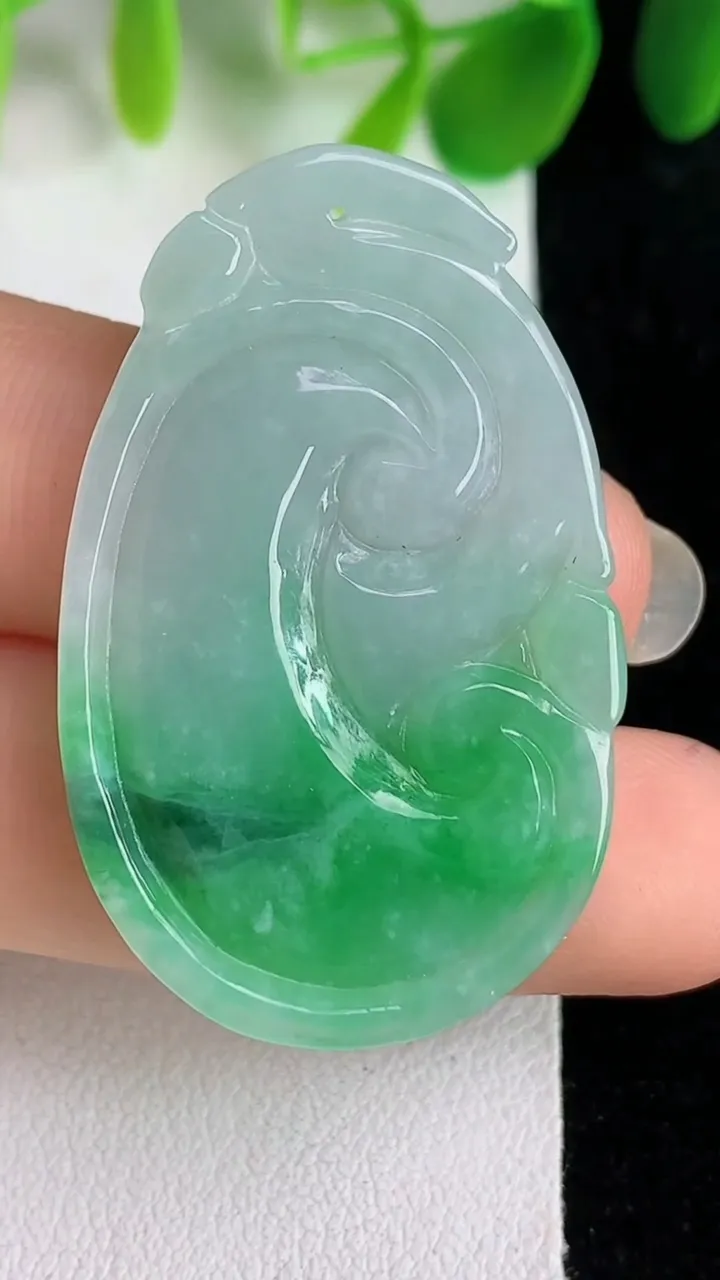 天然A货翡翠如意吊坠，尺寸40.2-25.4-4，重量:8.31g
5月25日