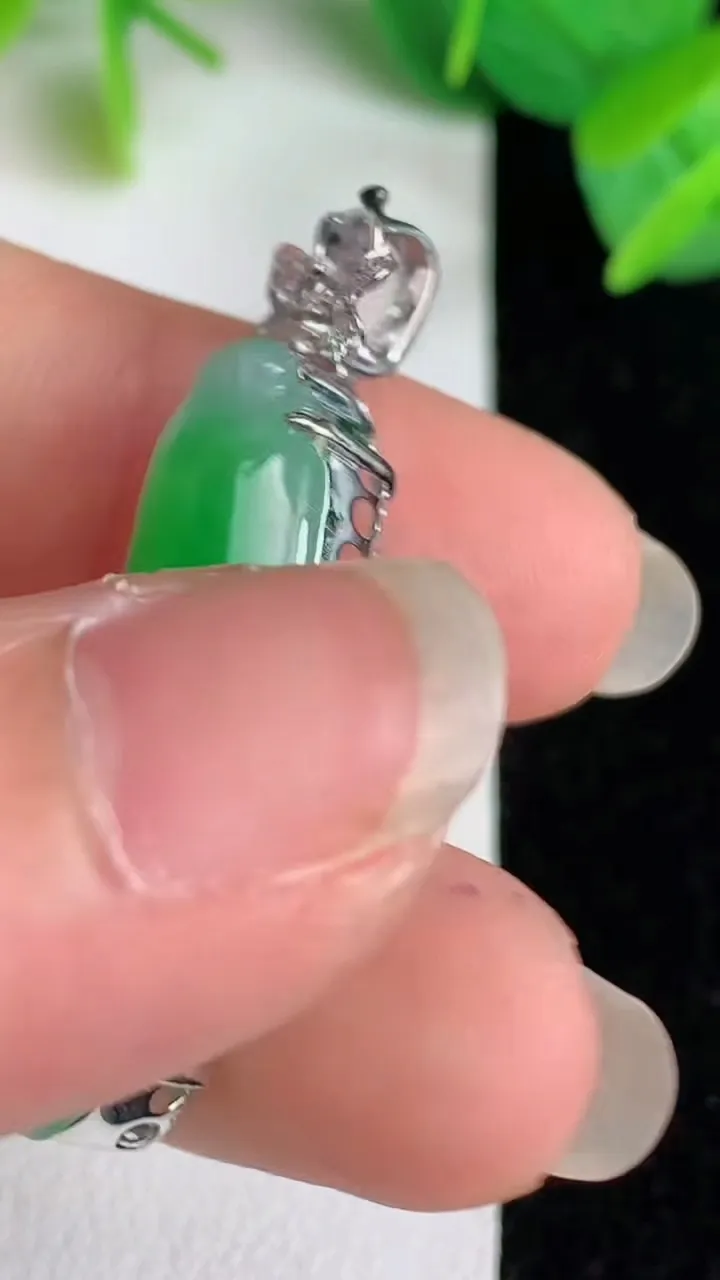 天然A货翡翠福瓜吊坠，尺寸31-9.3-8，重量:4.72g
5月25日