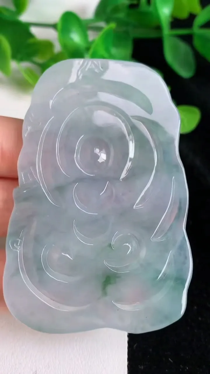 天然A货翡翠观音菩萨吊坠，尺寸67.7-46.5-6.2，重量:47.00g
5月25日