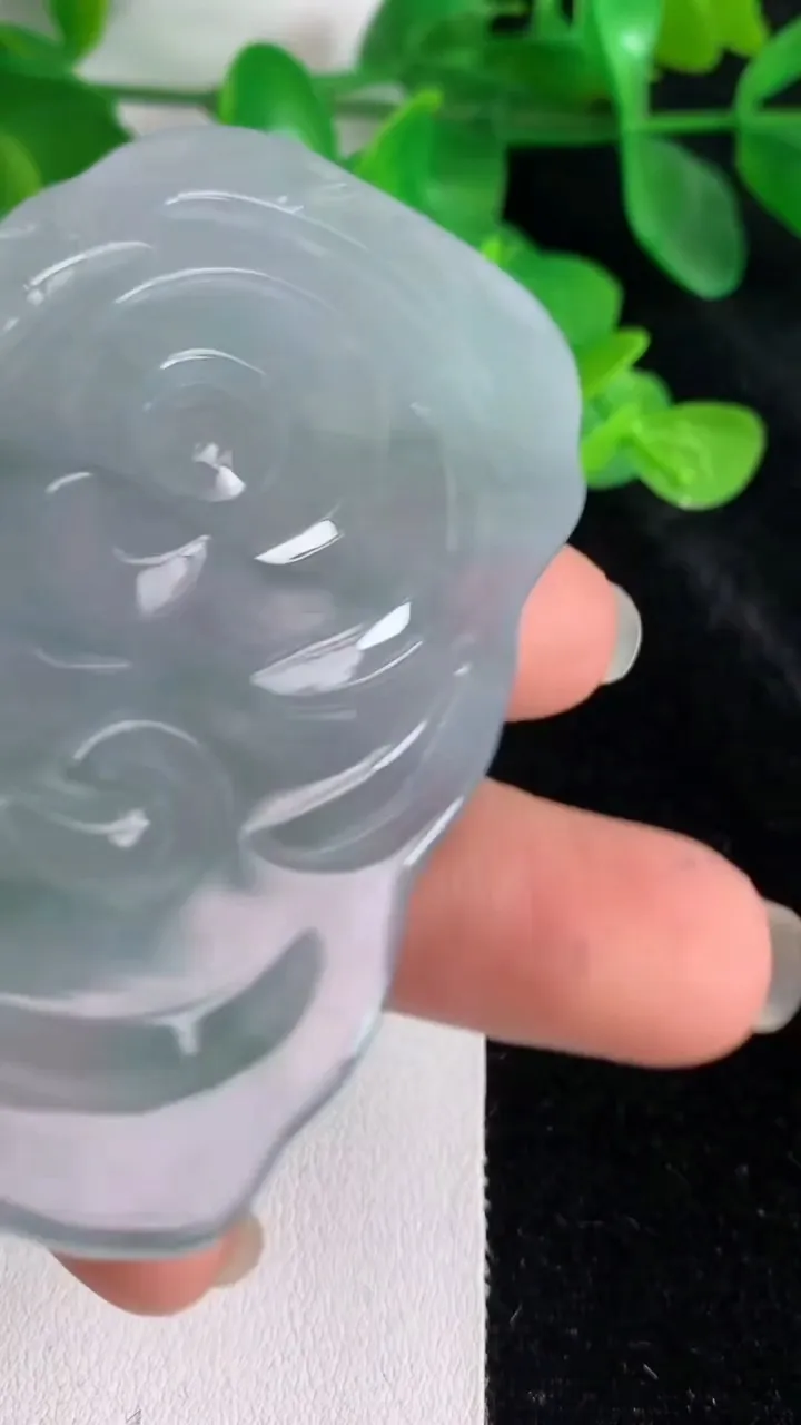 天然A货翡翠观音菩萨吊坠，尺寸67.7-46.5-6.2，重量:47.00g
5月25日