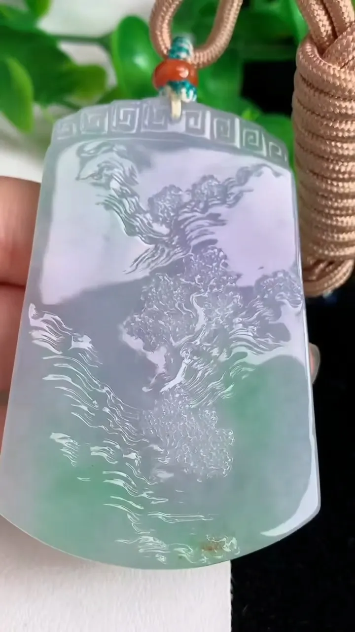 天然A货翡翠春带彩 紫罗兰山水牌吊坠，尺寸68.2-44.6-5.3，重量:47.85g
5月25日