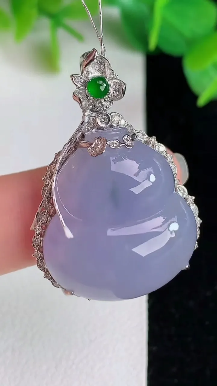 天然A货翡翠k金紫罗兰葫芦吊坠，尺寸35.2-24.3-10.8裸石23.8-21.3，重量:9.05g
5月25日