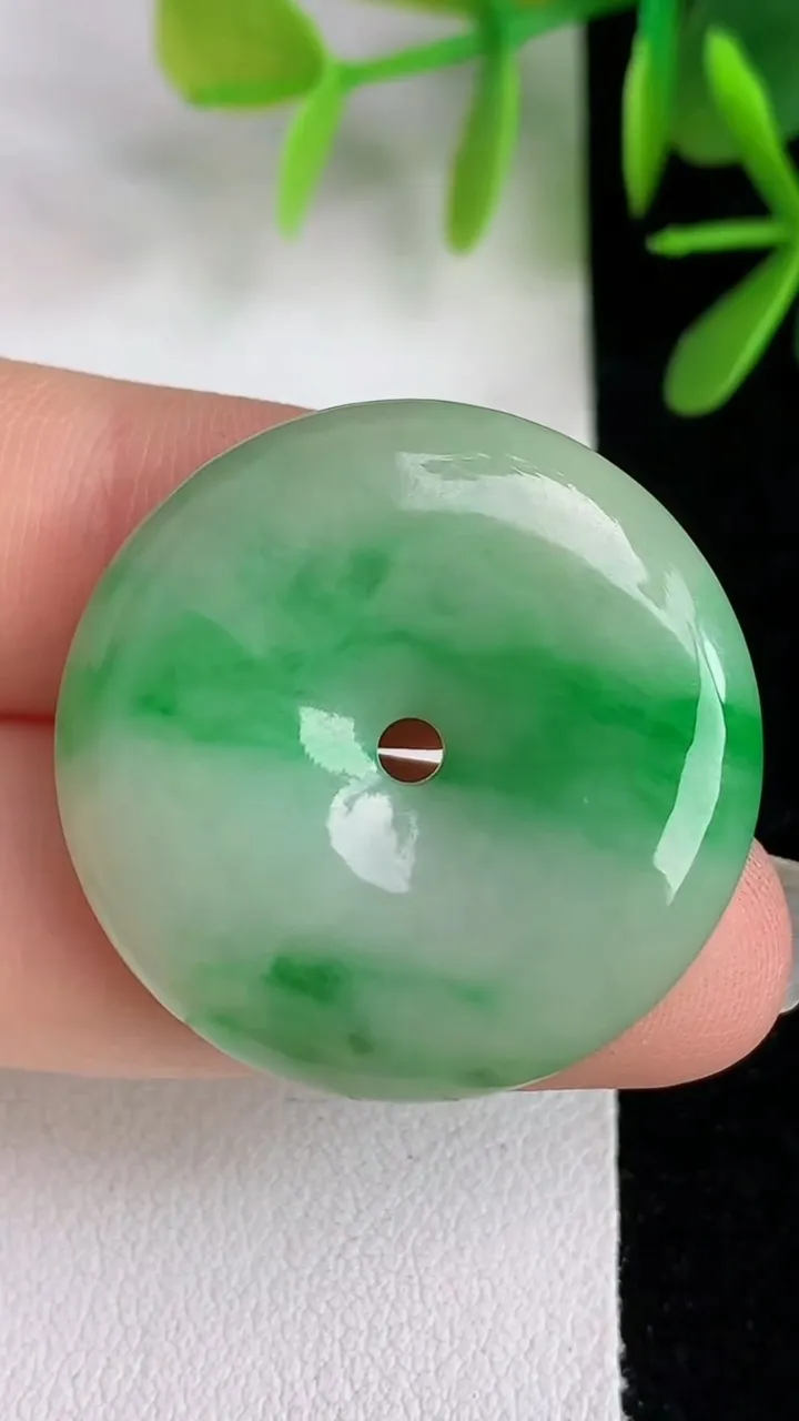 天然A货翡翠平安扣吊坠，尺寸29-6.2，重:11.14g
5月25日