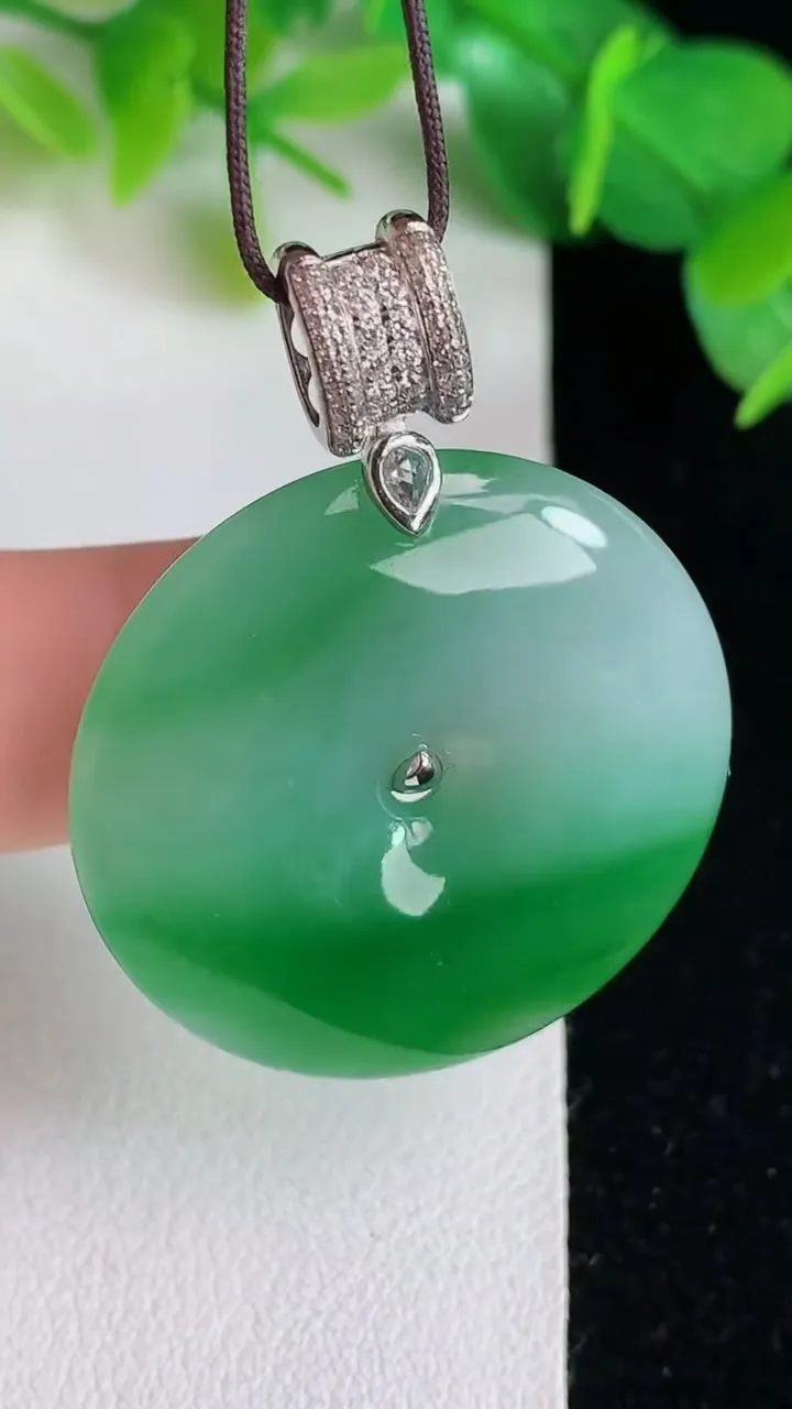 天然A货翡翠平安扣吊坠，尺寸31-6.2，重量:13.60g
5月25日