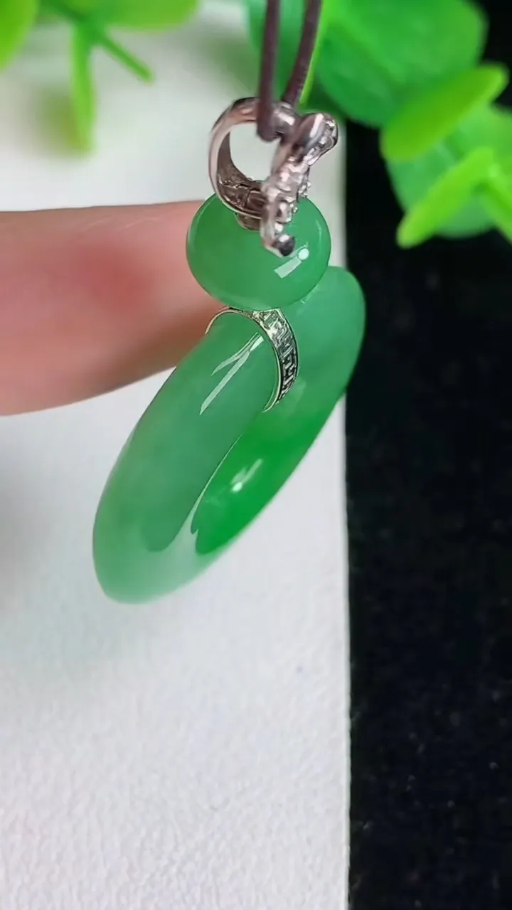 天然A货翡翠平安环吊坠，尺寸27-5.3，重量:8.68g
5月25日