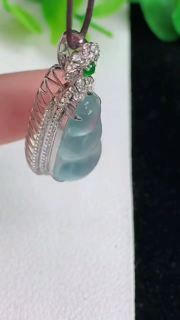 天然A货翡翠白冰福豆吊坠，尺寸35-15-10.2，裸石22-11.3，重量:3.72g
5月25日