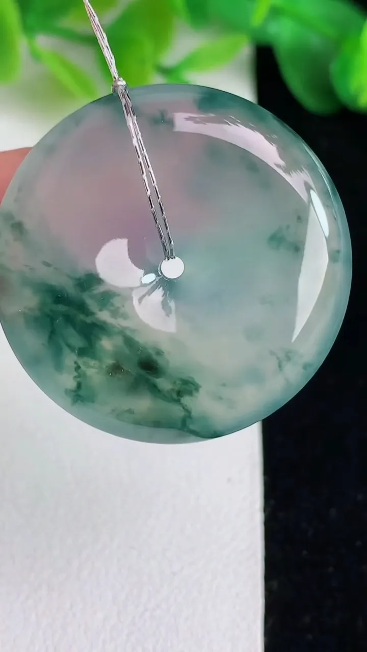 天然A货翡翠飘花平安扣吊坠，尺寸30.6-5.8，重量:11.32g
5月25日