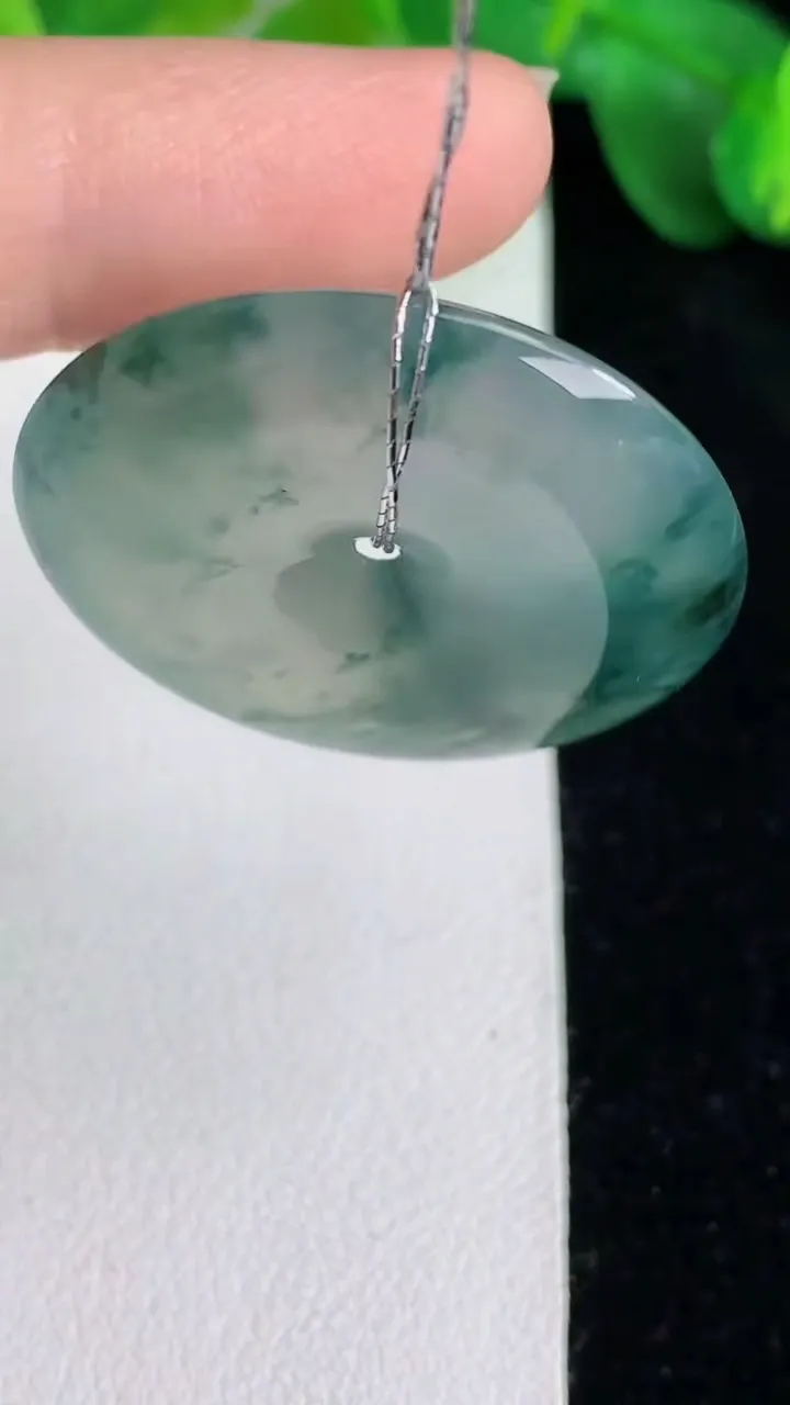 天然A货翡翠飘花平安扣吊坠，尺寸30.6-5.8，重量:11.32g
5月25日