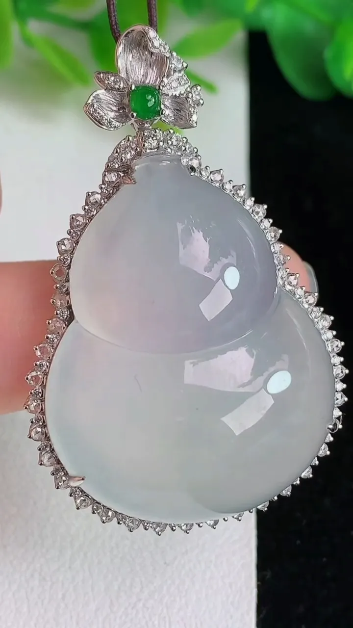 天然A货翡翠白冰葫芦吊坠，尺寸47.4-31-12.7，裸石34-27，重量:17.30g
5月25