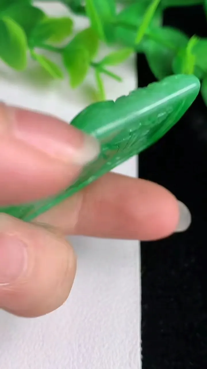 天然A货翡翠山水牌吊坠，尺寸62-37.8-7，重量:34.28g
5月25日